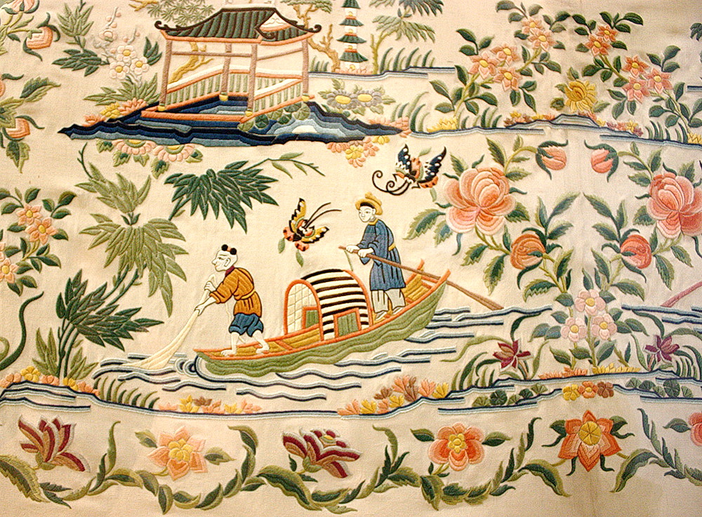 Фрагмент «кантонской» шали. Китай. 1875-1920. Шёлк, шёлковые нити, вышивка гладью, атласным швом.