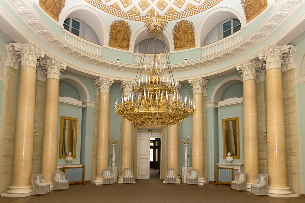 Люстра из овального зала дворца выполнена на рубеже 1833-1834 годов на московской фабрике Александра Зеинлейна (в архивных документах его фамилия приводится в нескольких вариантах: Зеинлейн, Зиглеин, Цеглейн).