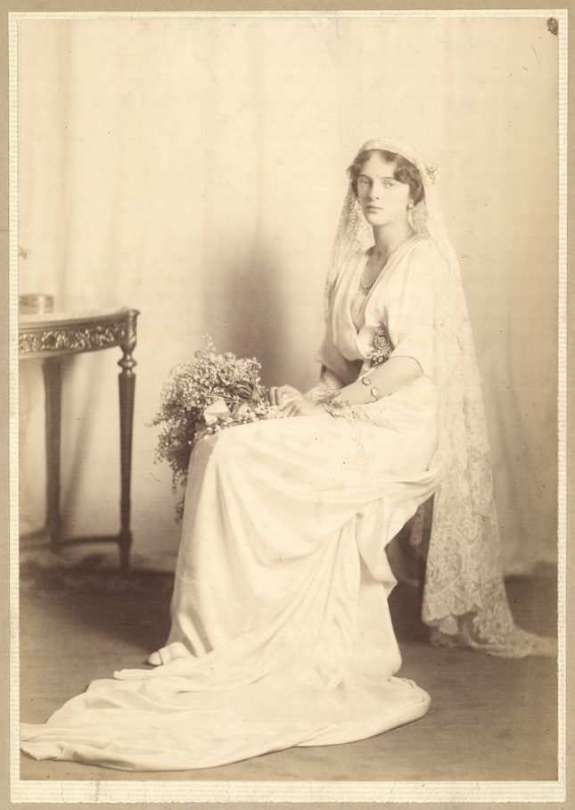 Княгиня Ирина Юсупова в свадебной тиаре Дома Cartier (1911), изготовленной из горного хрусталя и бриллиантов