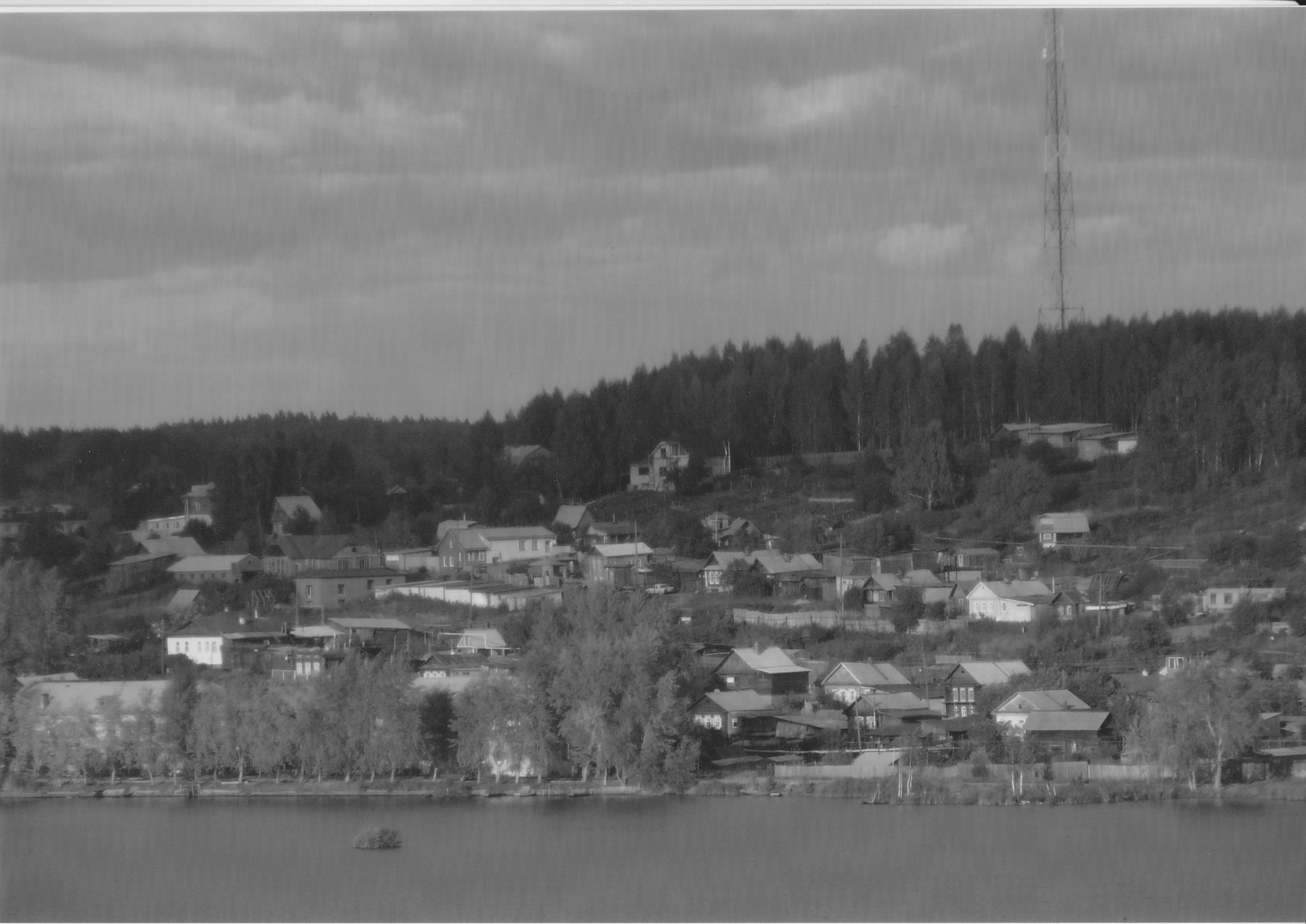 Вид на поселок Верх-Нейвинский со стороны г. Новоуральска. Соврем.фото