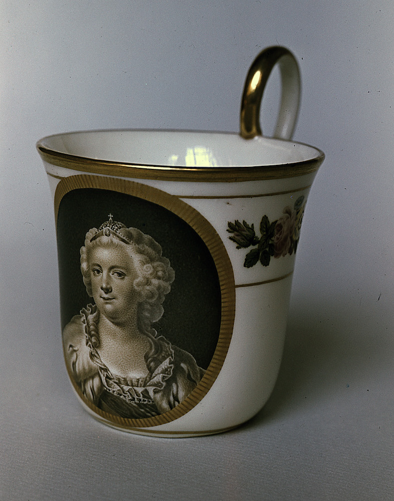 Чашка с портретом Екатерины II по гравюре Д.Валькера. 1831 г. Собрание ГМУА