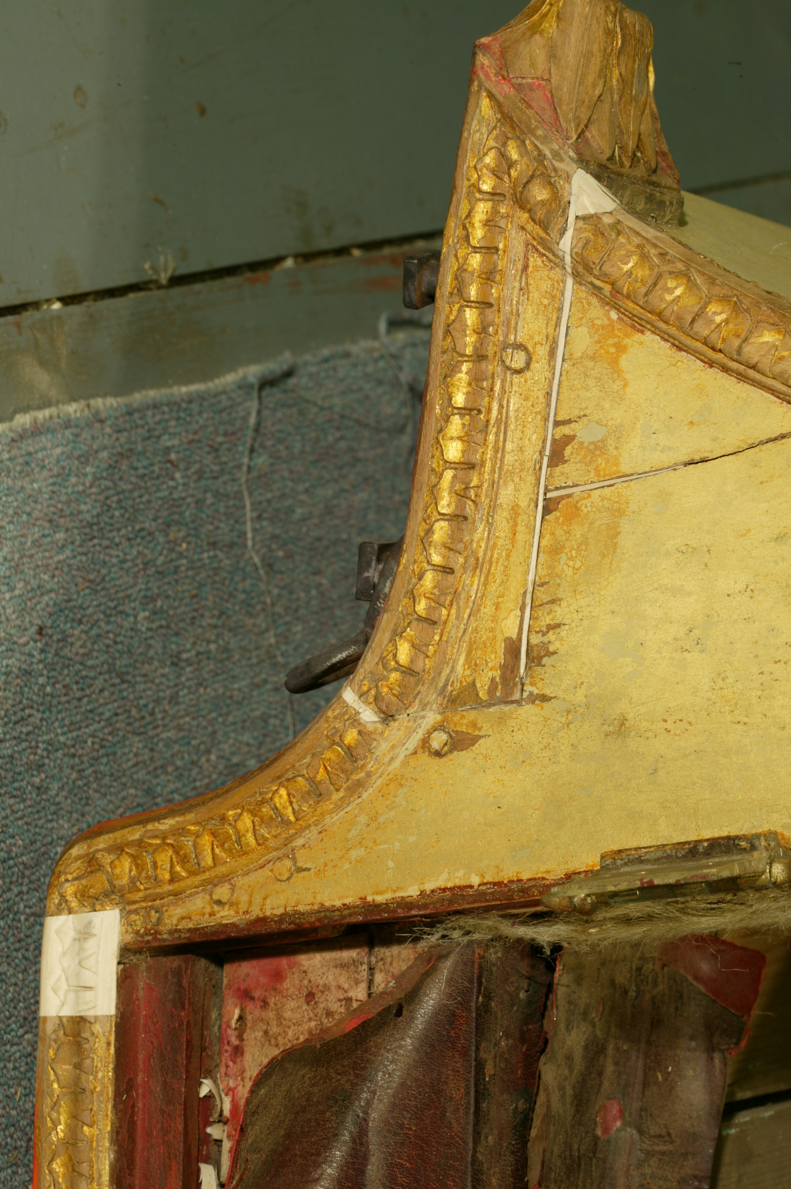 Фрагмент кузова кареты – задний нижний угол в процессе реставрации: восполнение утрат резного декора, зареивание трещин. 2009 