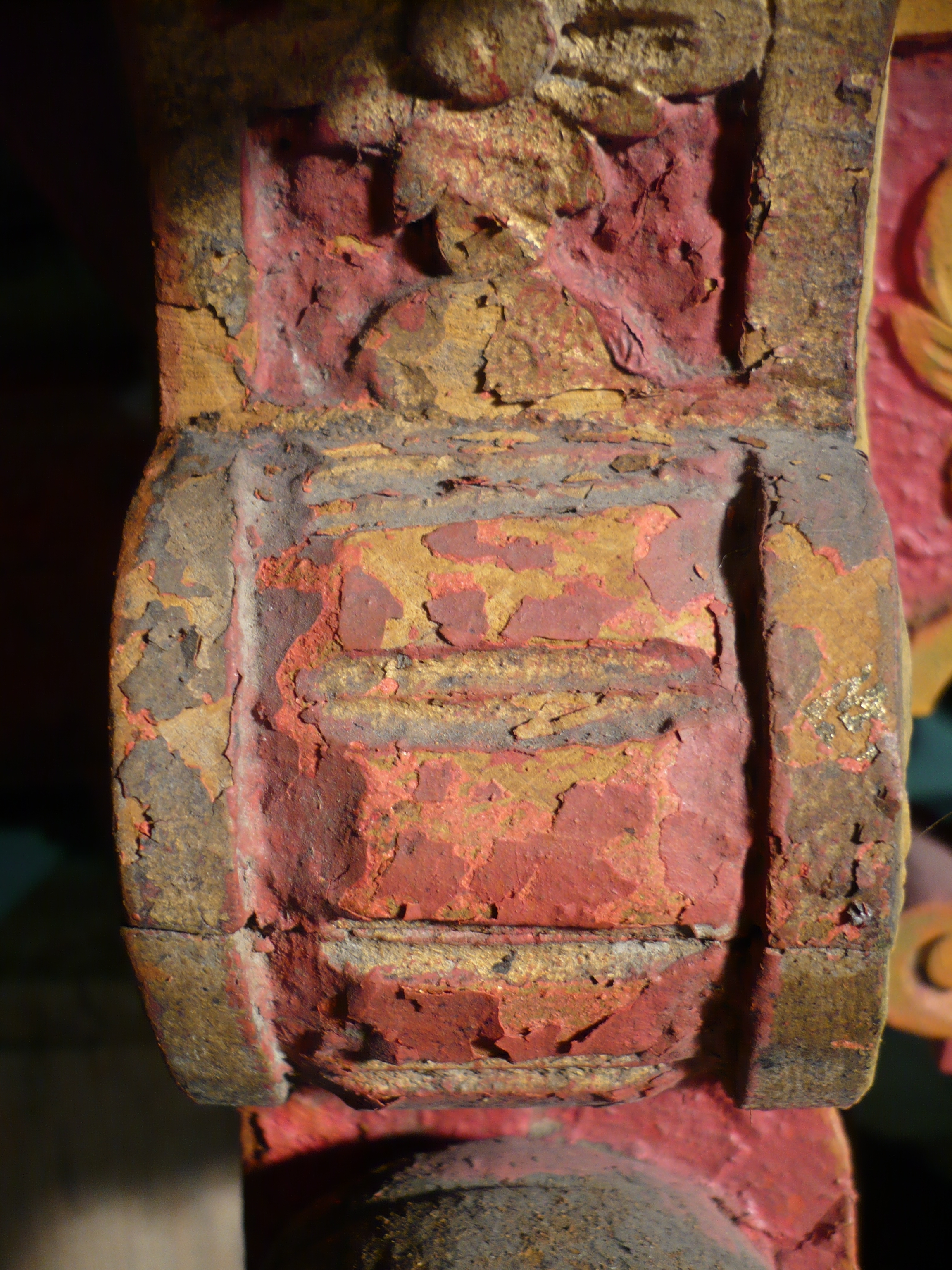 Состояние декоративных покрытий на карете с многочисленными слоями поновлений более позднего времени. До реставрации. 2010 