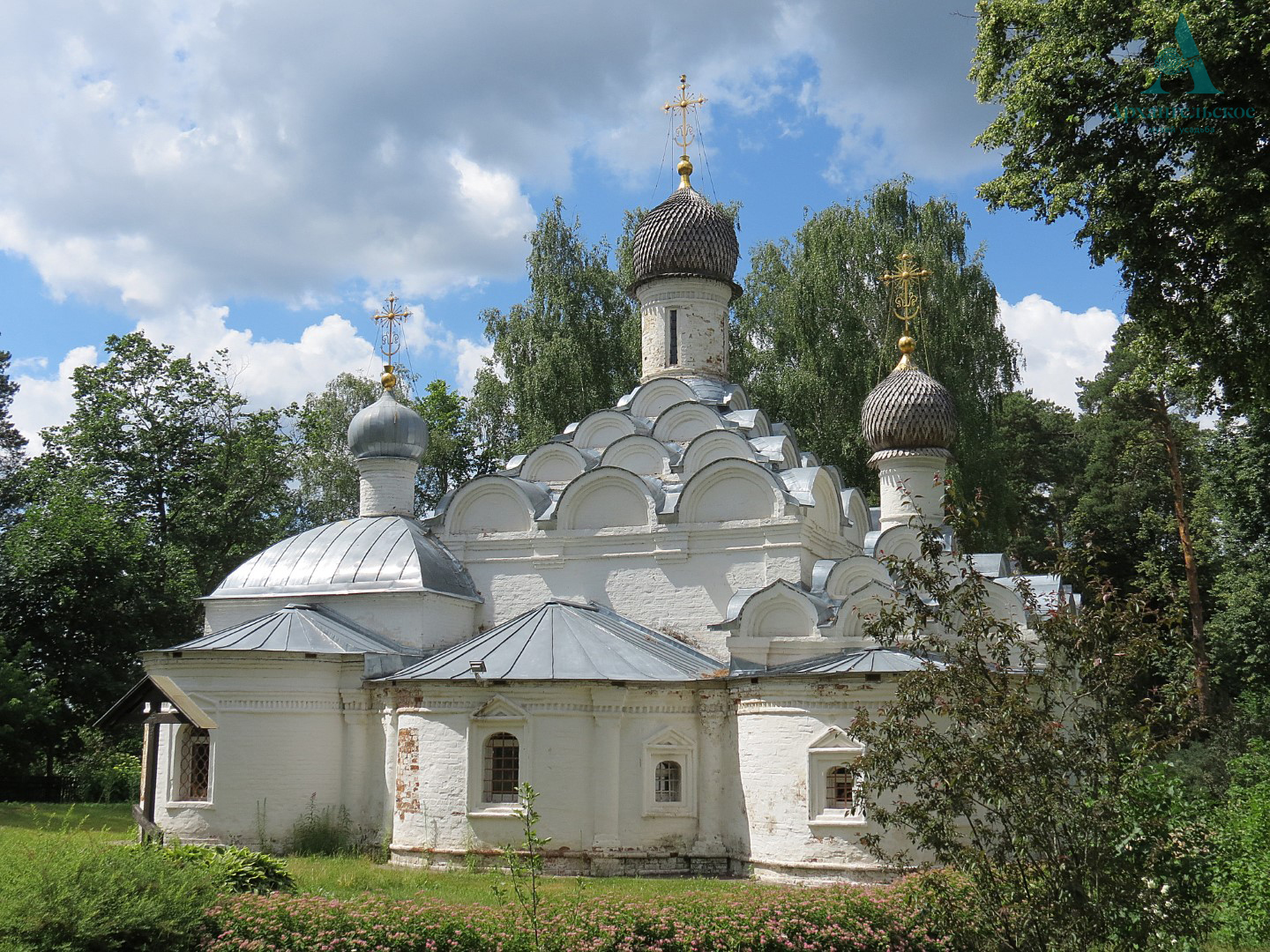 Архангел храм минск. Церковь Михаила Архангела Архангельское. Храм Архангела Михаила в Архангельском Красногорский район. Годуновский стиль в архитектуре. Храм усыпальница в Красногорске.