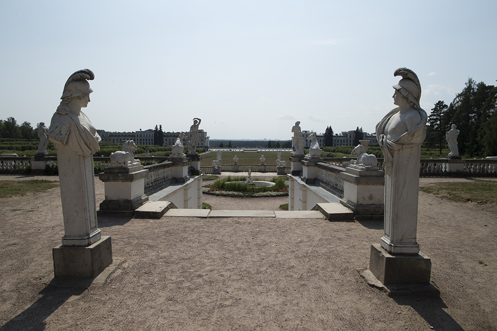 Скульптуры на Верхней террасе перед дворцом