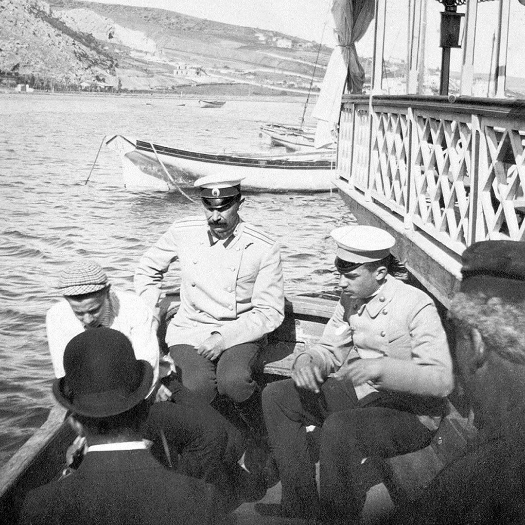 Князь Феликс Феликсович Юсупов граф Сумароков-Эльстон в лодке с сыновьями – Николаем (справа) и Феликсом. Начало 1900-х гг.