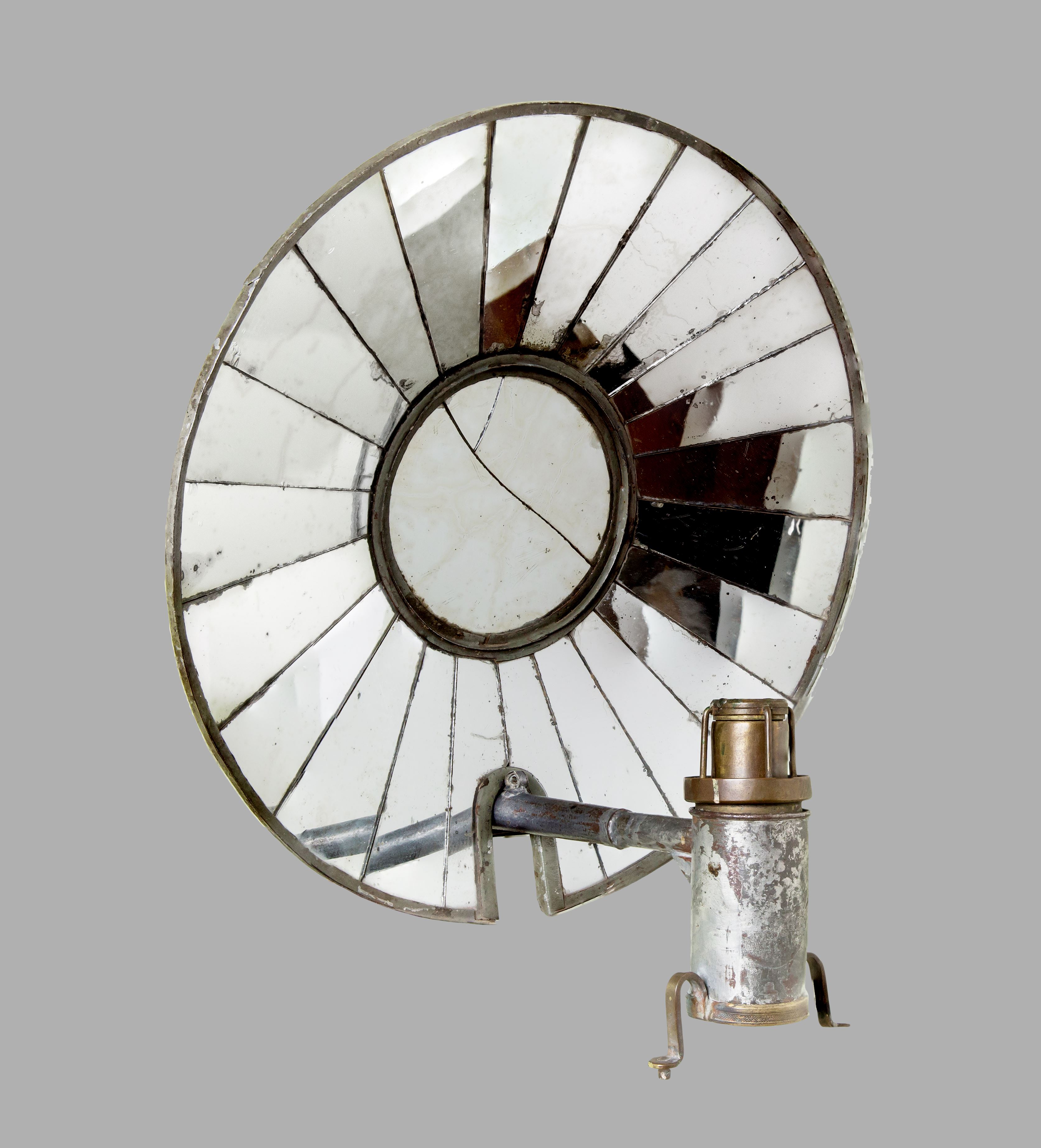 Лампа масляная навесная с зеркальным отражателем, на 1 горелку. Россия. 1820-е. Жесть, латунь, металл, стекло зеркальное; литьё, окраска. Предположительно, эта лампа использовалась для освещения задника