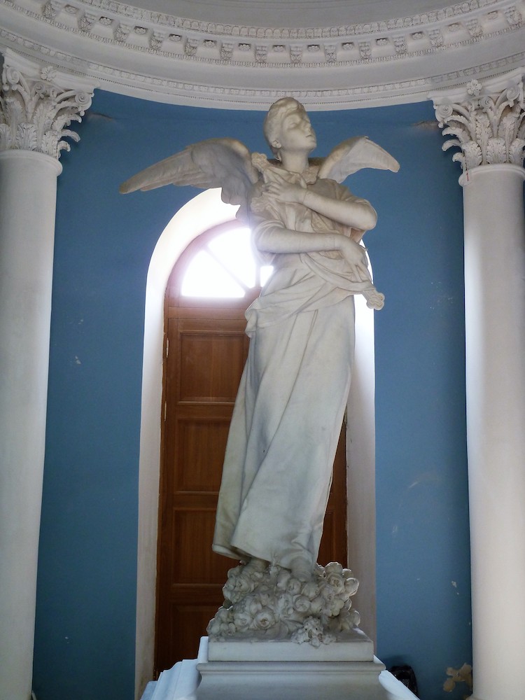 Скульптура "Ангел" М.М. Антокольского в парковом павильоне "Чайный домик" усадьбы.