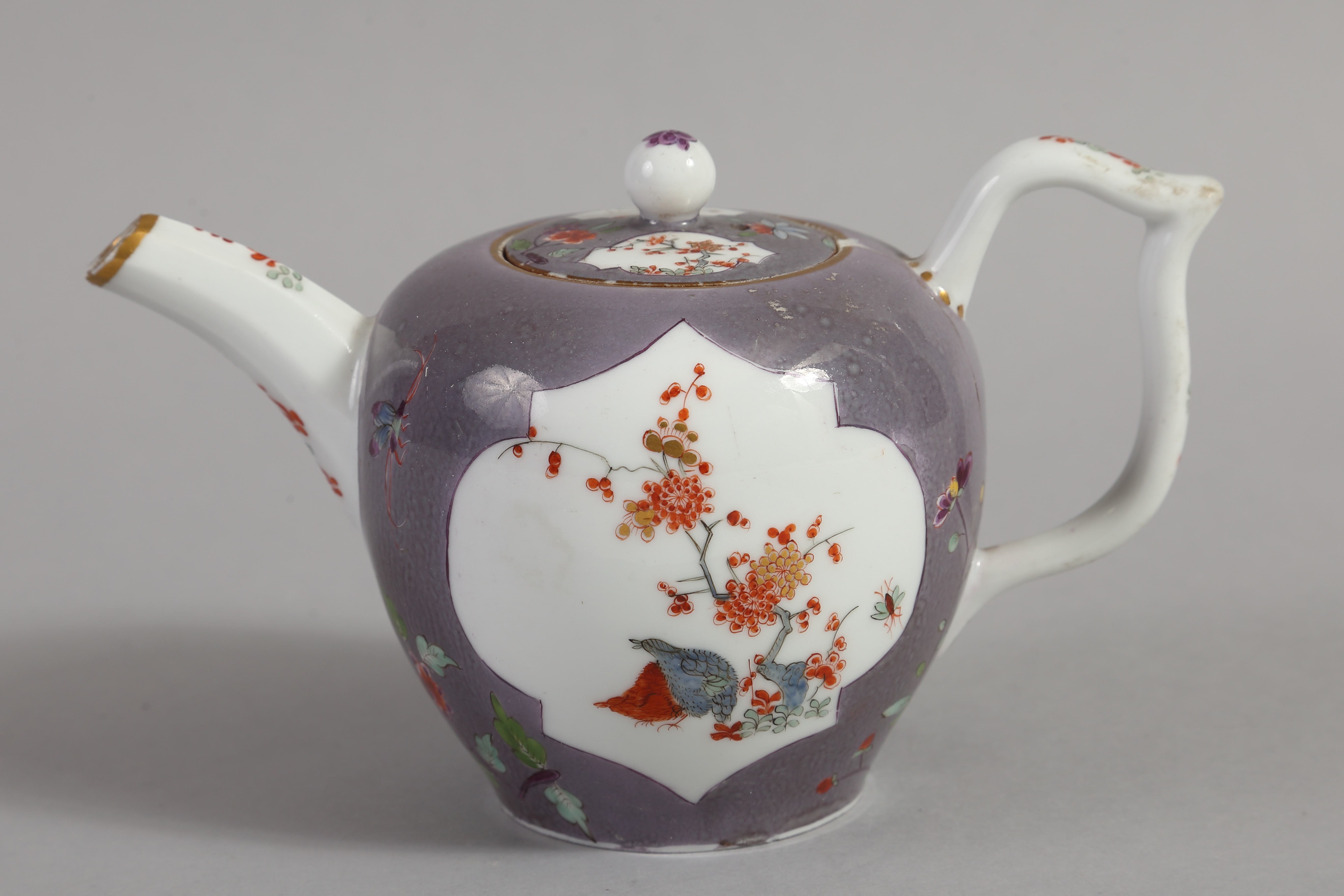 Предметы из чайно-кофейного сервиза с сиреневато-серым крытьём и росписью в стиле какиэмон. Мейсенская фарфоровая мануфактура. 1730-е годы.