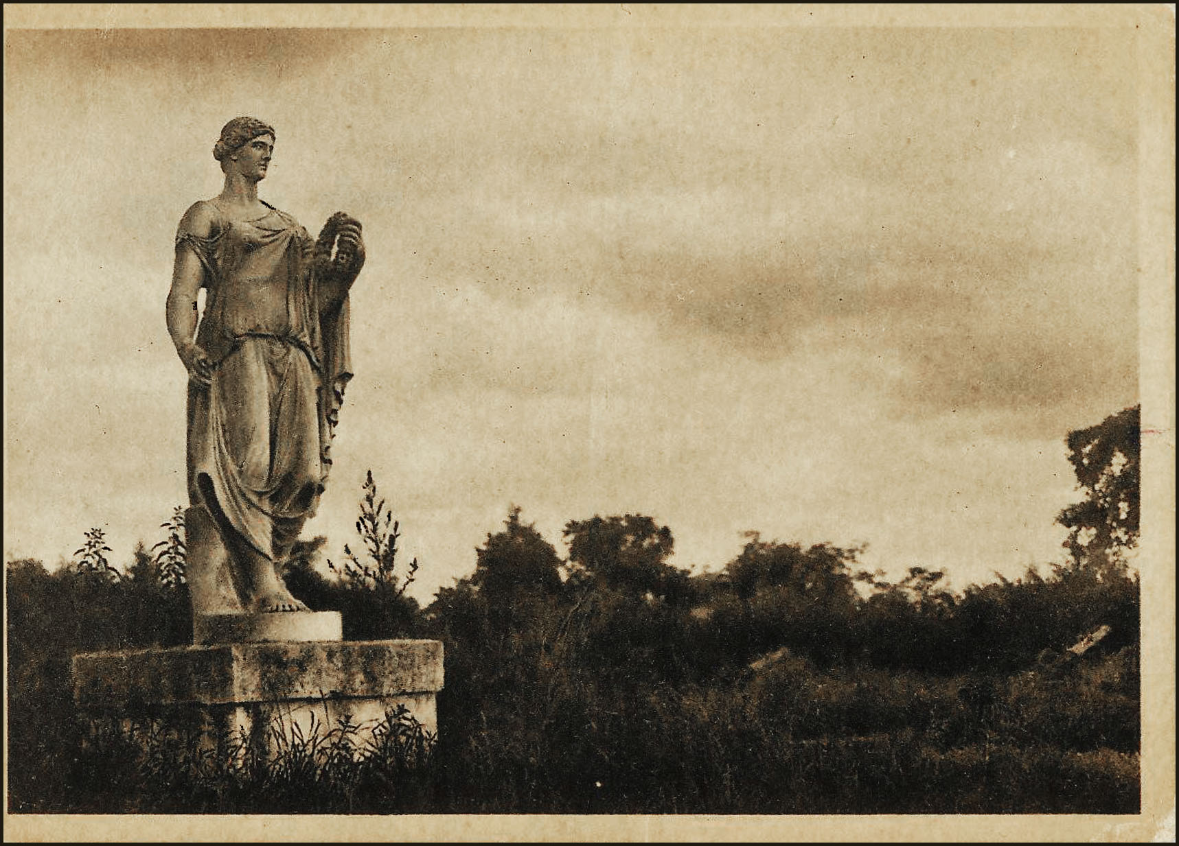 Почтовая открытка. Скульптура. Флора. Открытка из набора 1928.