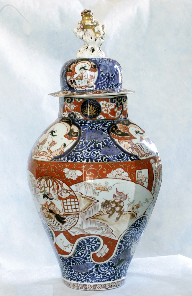 Две вазы с крышками. До и после реставрации. Япония. Конец XVII–начало XVIII веков.