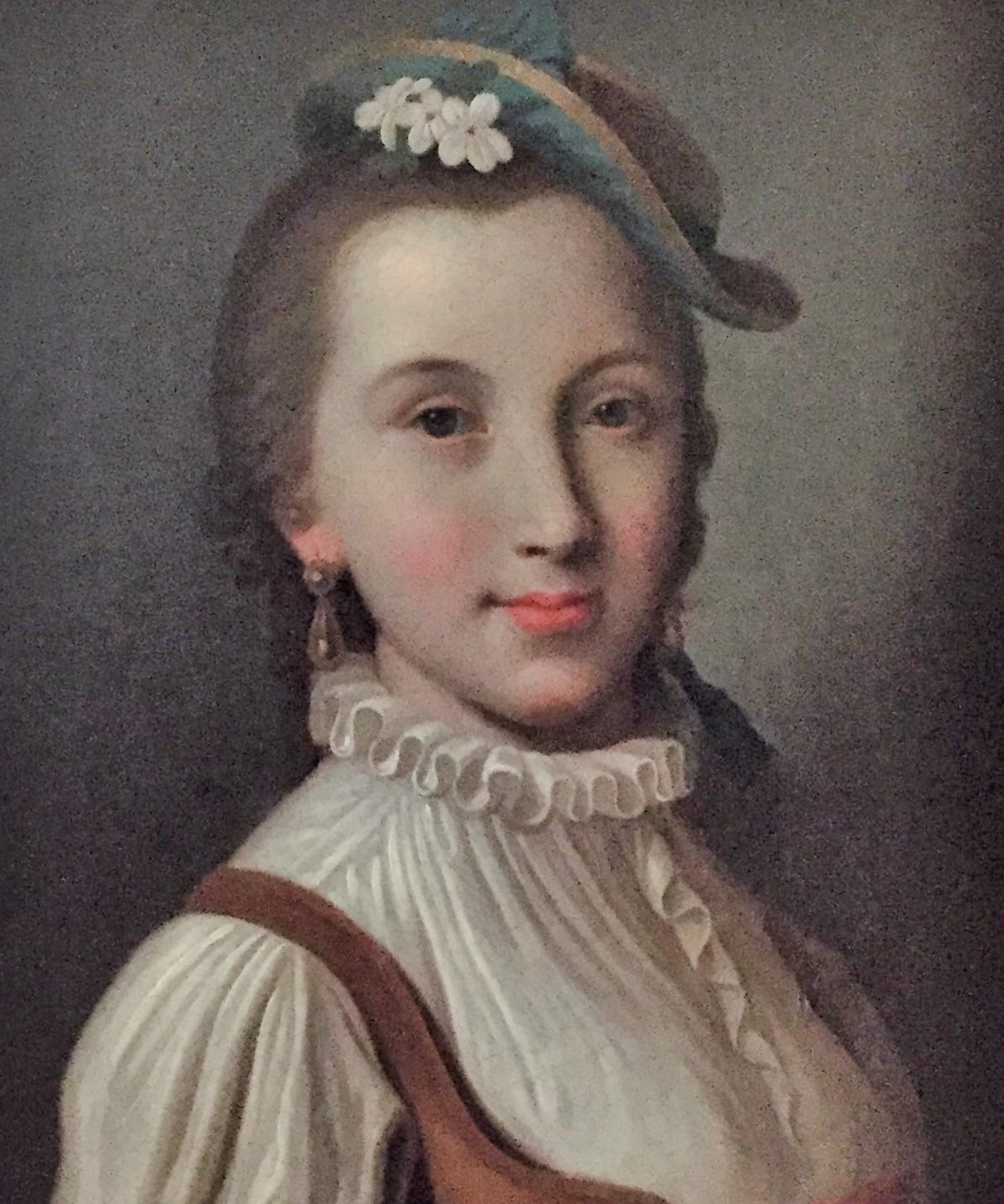 П. А. Ротари (1707‒1762). Девушка в голубой шляпке. Холст, масло. Фрагмент