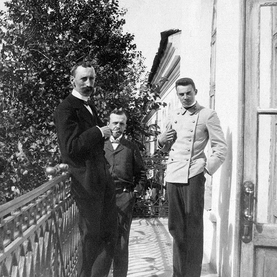 Граф Николай Сумароков-Эльстон (справа) с неизвестными на балконе дома в имении Ракитное Курской губернии. 1901 г.