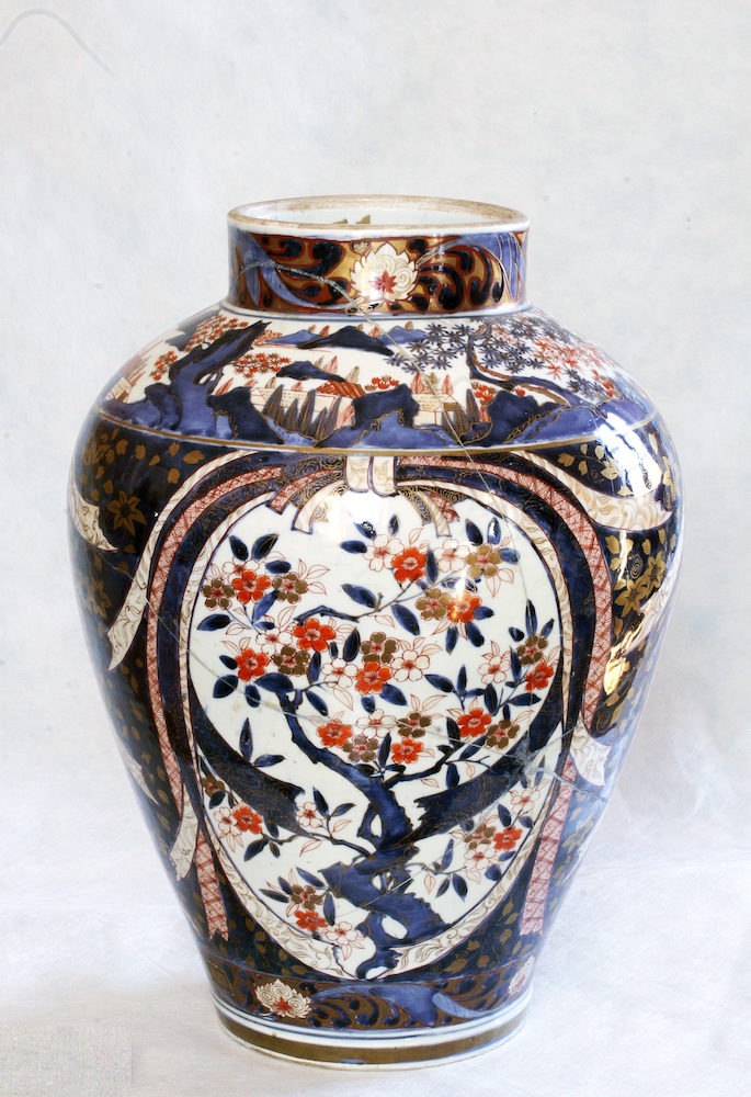Две вазы с крышками. До и после реставрации. Япония. Конец XVII–начало XVIII веков.