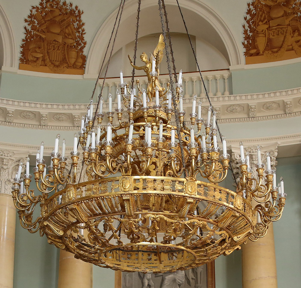 Люстра из овального зала дворца выполнена на рубеже 1833-1834 годов на московской фабрике Александра Зеинлейна (в архивных документах его фамилия приводится в нескольких вариантах: Зеинлейн, Зиглеин, Цеглейн).