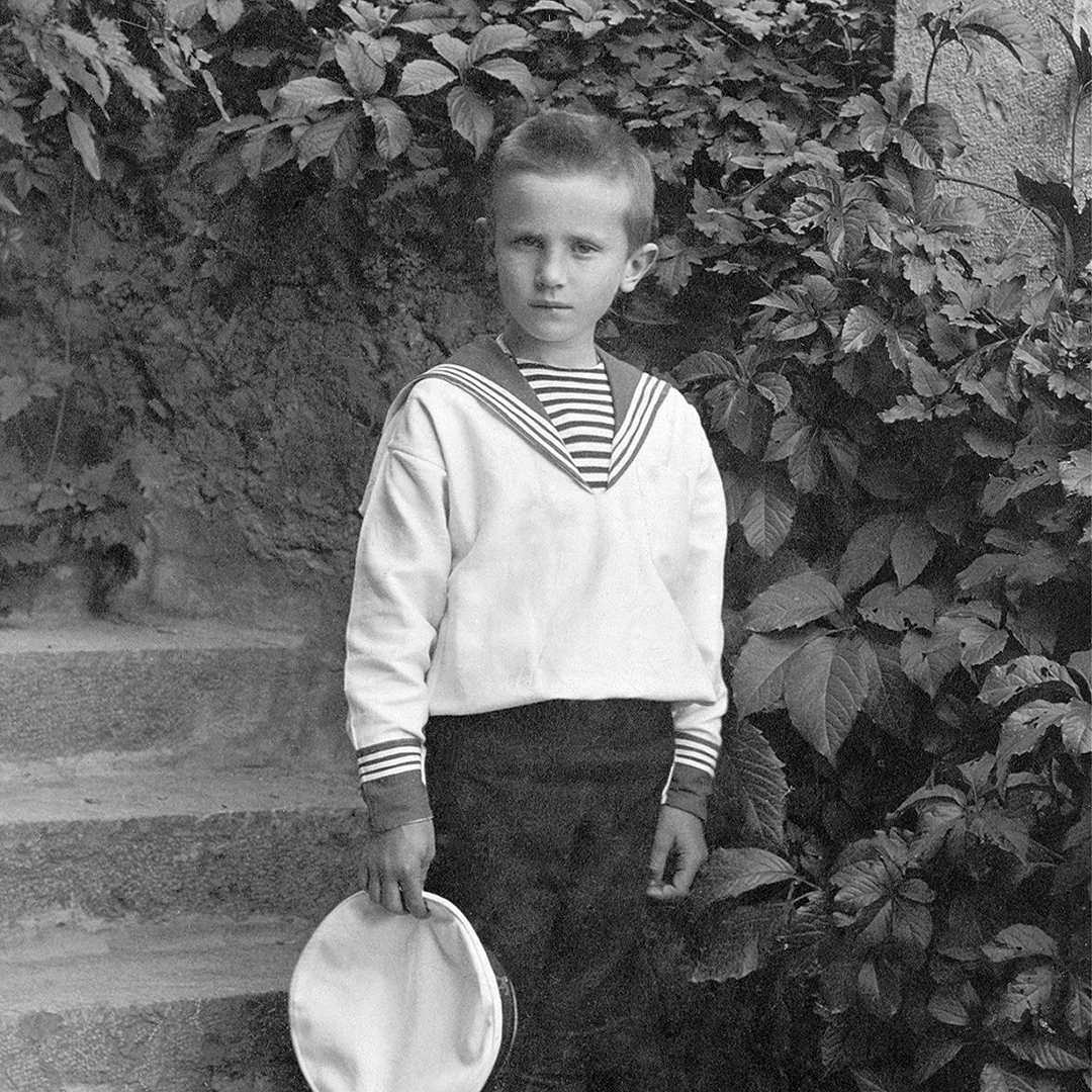 Граф Феликс Сумароков-Эльстон–младший в матросском костюме с бескозыркой в руке. Начало 1890-х гг. Съемка сделана в Крыму.