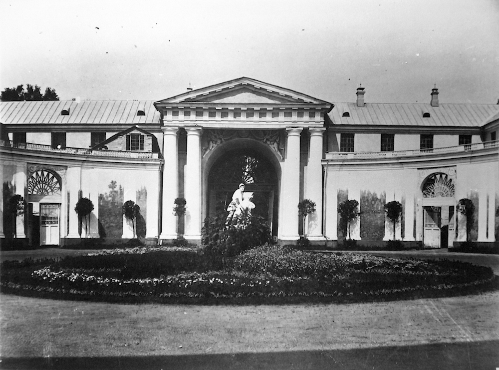 Вид на северную часть Парадного двора. Нач. 1860-х гг. (Фото Е. Прикама).