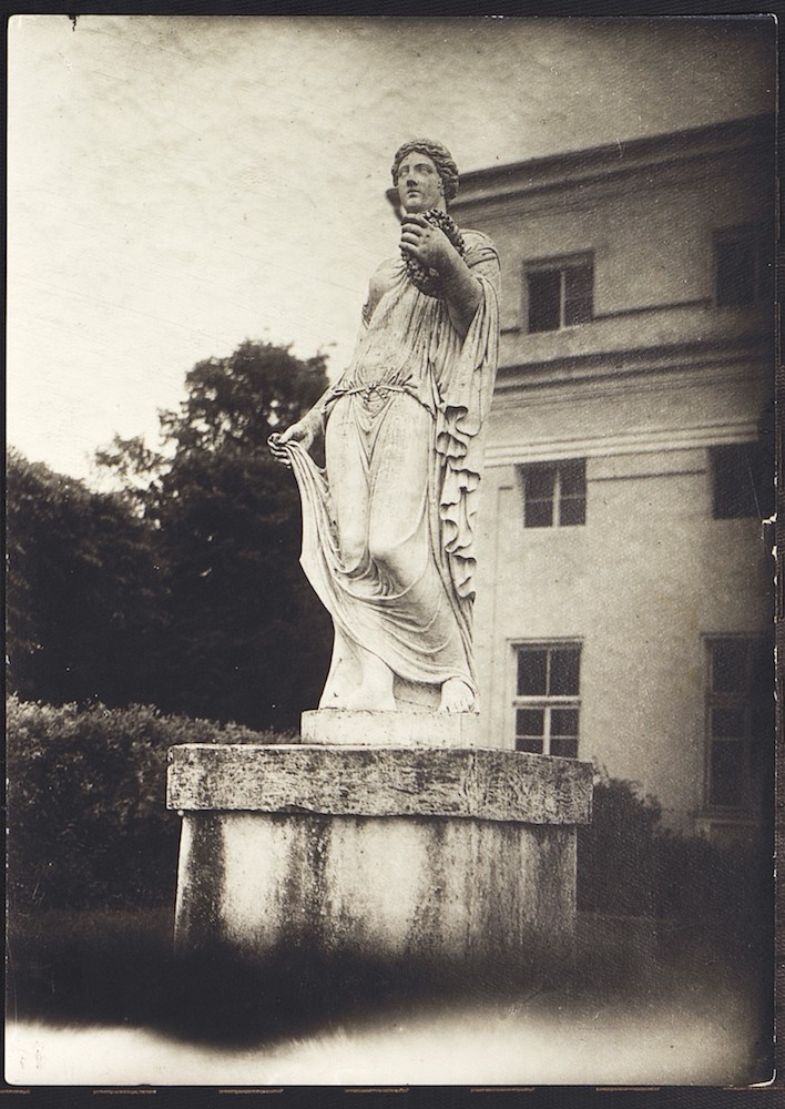 Фотограф Воробьев. Статуя "Флора" на партере между флигелями оранжерей над Москвой-рекой. 1933 г.