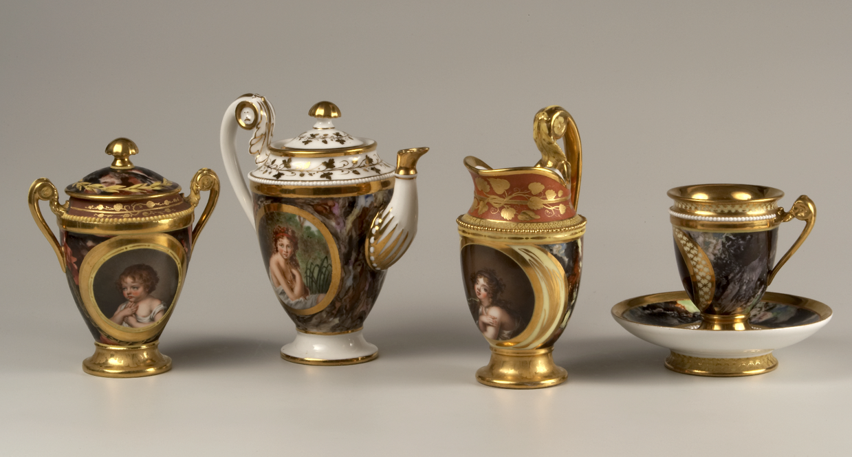 Предметы из сервиза с бусами и чайник (не позднее марта 1820) из собрания Юсупова, украшенные миниатюрными повторениями картин французских художников Бонне, Леду, Виже-Лебрен. ГМУА