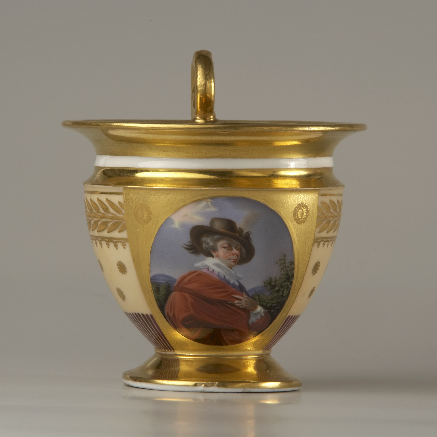 Чашка с портретом Н.Б.Юсупова в испанском костюме. 1831. (Собрание ГМУА, Кат. 808)