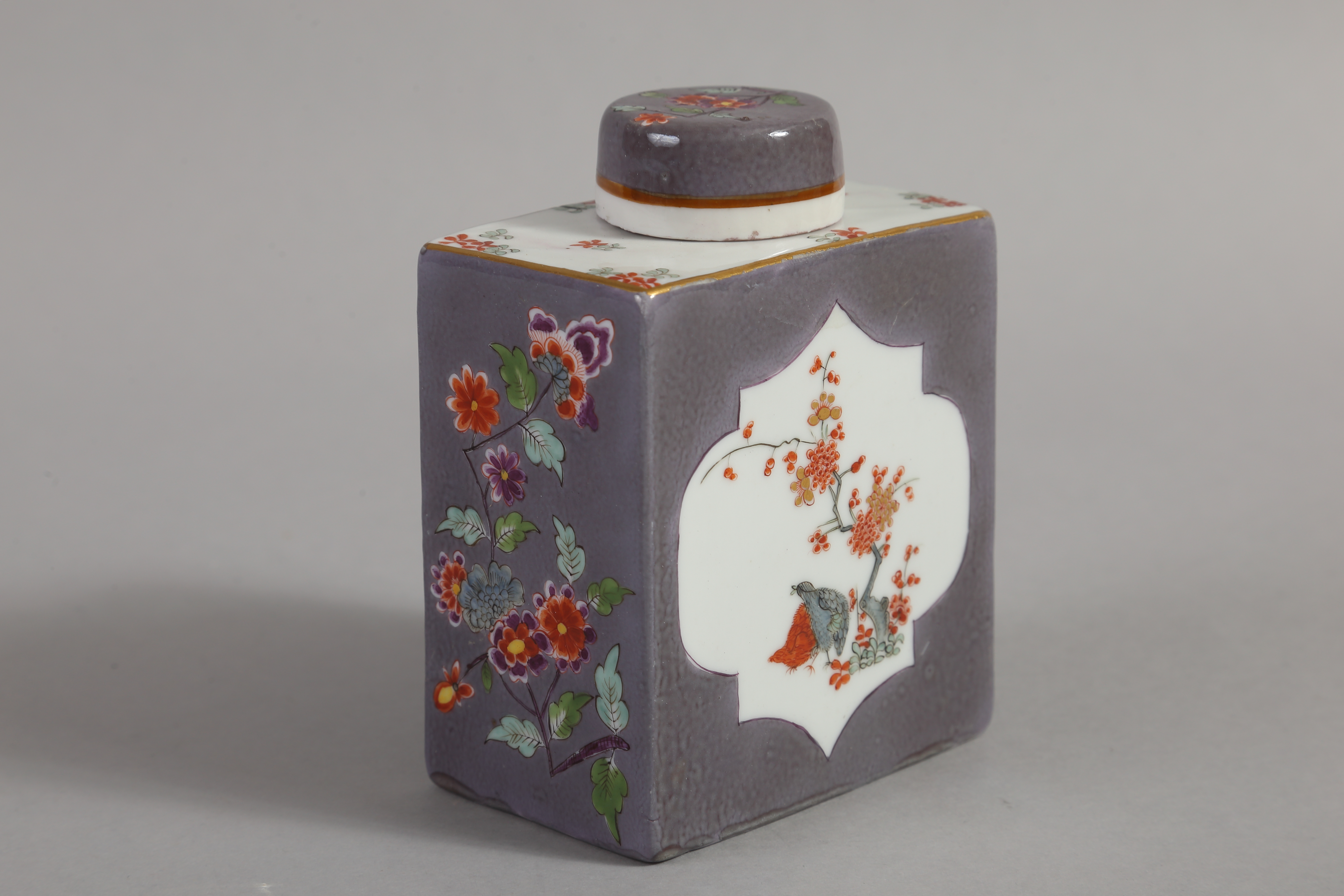Предметы из чайно-кофейного сервиза с сиреневато-серым крытьём и росписью в стиле какиэмон. Мейсенская фарфоровая мануфактура. 1730-е годы.