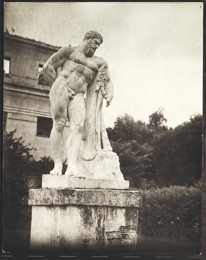 Фотограф Воробьев. Статуя "Геркулес" на партере между флигелями оранжерей над Москвой-рекой. 1933 г.