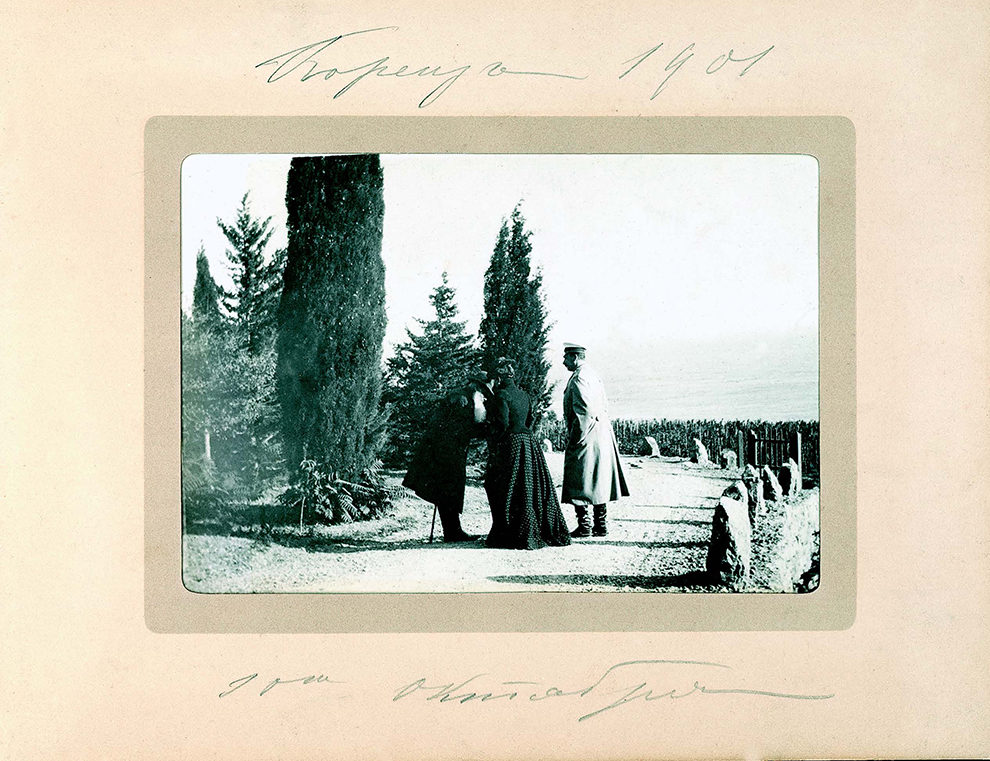 Неизвестный фотограф. Фотография из альбома. Крым. Л. Н. Толстой дает автограф Юсуповым, 10 октября 1901 года