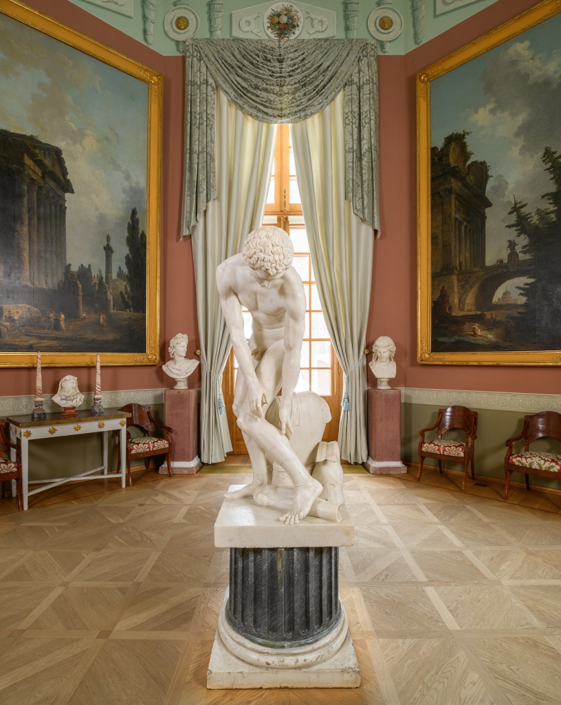 Южный зал Робер. Вольф, Эмиль (1802 - 1879). Воин, надевающий доспехи. Статуя.1832 год. Мрамор. 145 х 67 х 88 см
