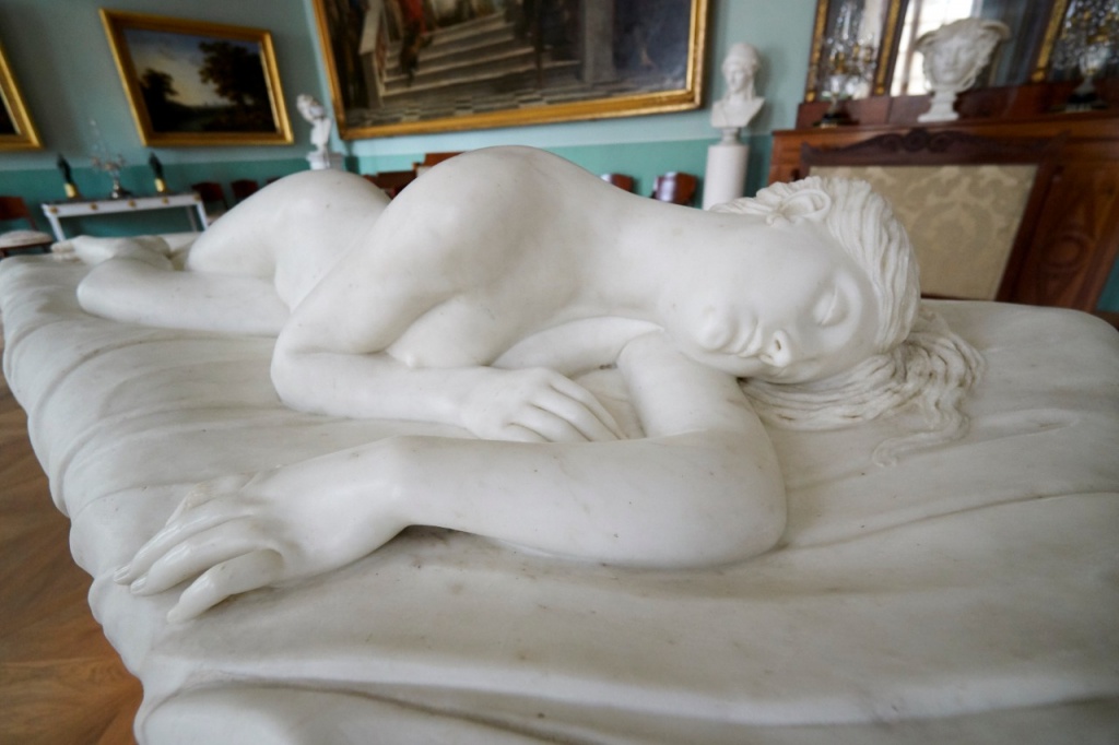 Зал Тьеполо. Неизвестный скульптор. Спящая Венера. Вторая половина XVIII века. Мрамор. 34 х 173 х 73 см