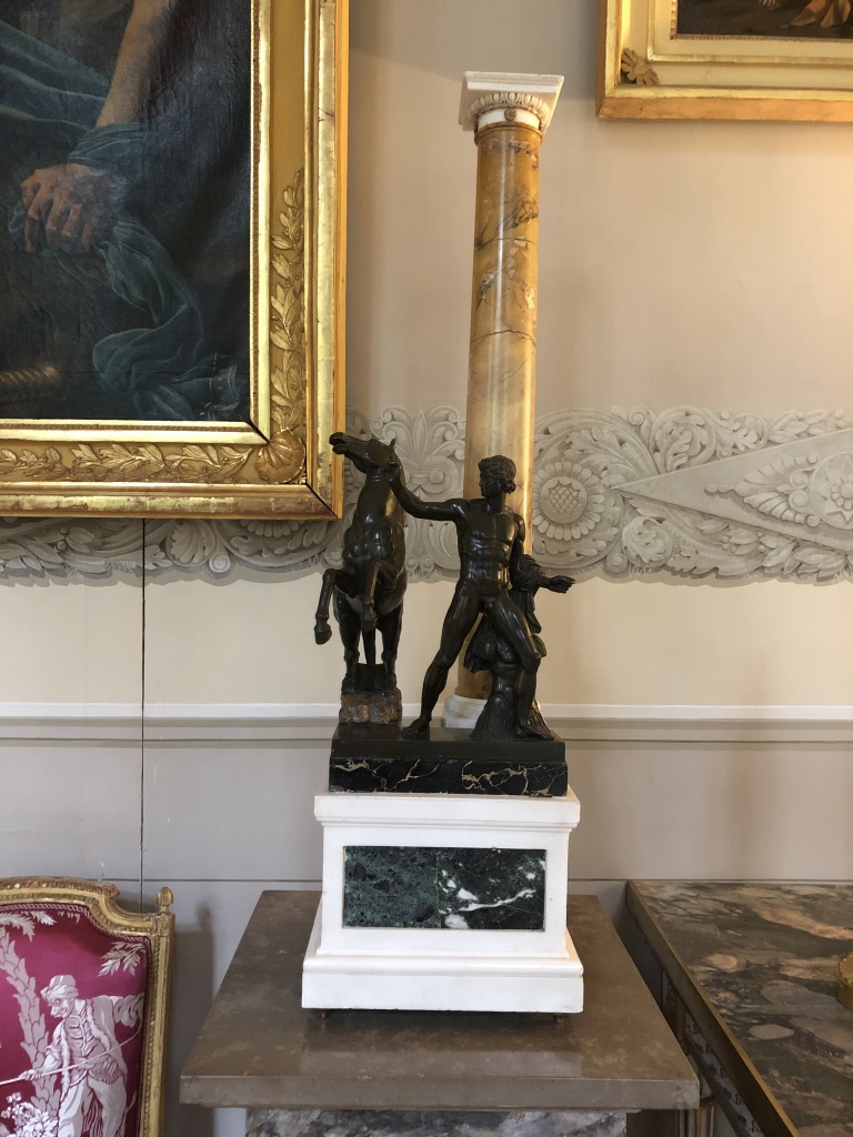 Антиковый зал. Ригетти, Франческо (1738 - 1819). Диоскур. Скульптурная группа. 1783 год. Мрамор белый, бронза патинированная, мрамор цветной 44 х 34 х 34; высота колонны 91,5 см