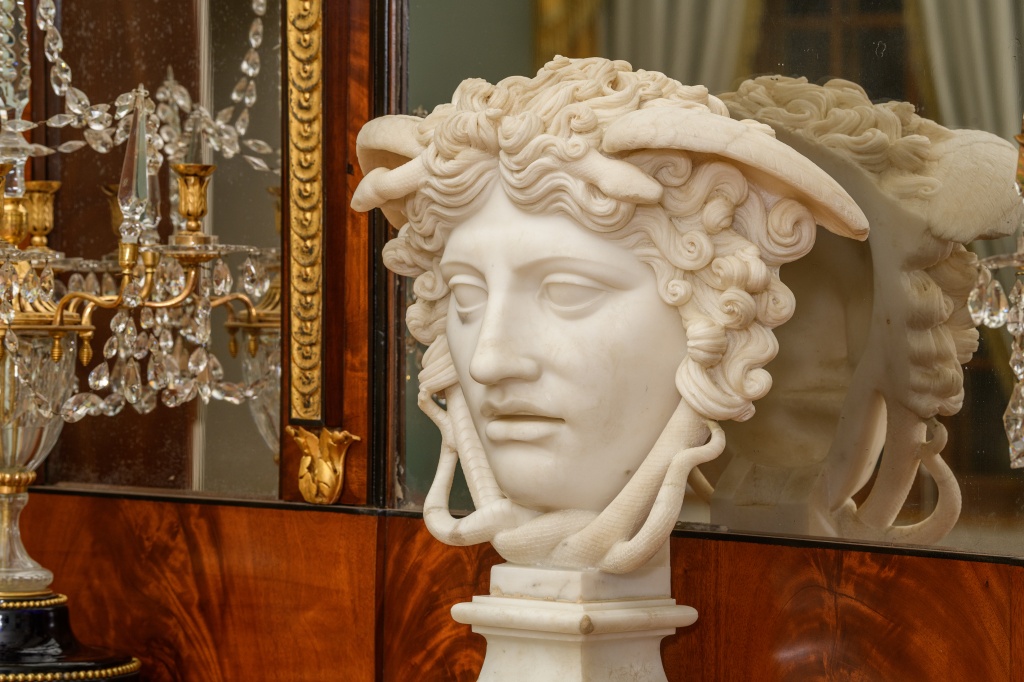 Зал Тьеполо. Неизвестный скульптор. Голова Медузы. Начало 18 века - начало XIX века. Мрамор. 57 х 47 х 22 см
