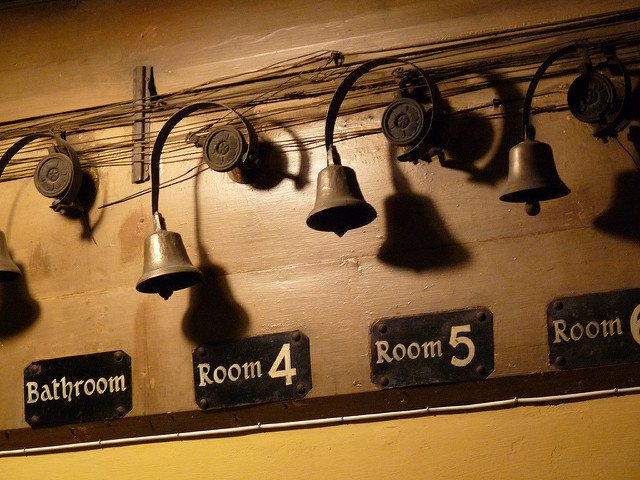 Колокольчики в комнате прислуги для ее вызова в определенные комнаты. Уимпоул холл (Wimpole Hall), Кембриджшир, Великобритания